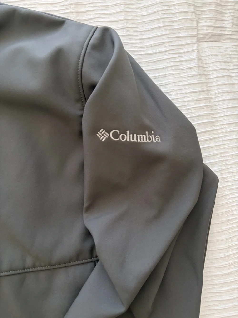 Columbia Men’s LA Logo Performance Softshell Jacket in Gray